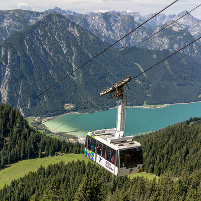 Die Rofan Seilbahn am Achensee Die Rofan Seilbahn fährt in Richtung Bergstation vor atemberaubender Kulisse.