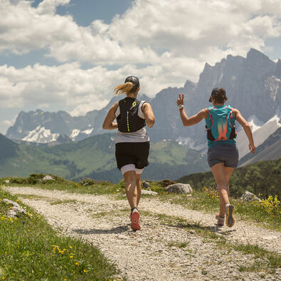 Trailrunning im Naturpark Karwendel Trailrunner trainieren auf einer Forstsraße im Naturpark Karwendel in wunderschöner Umgebung.
