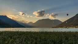 Kitesurfer am See in Maurach - Blick auf das gegenüberliegende Pertisau