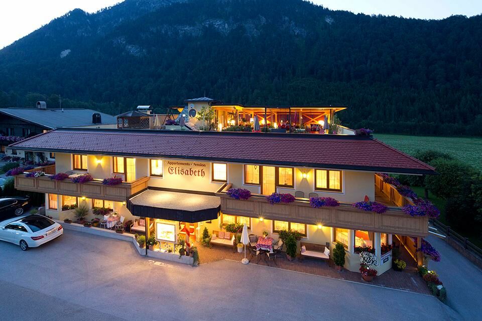 Pension-Elisabeth-Hausansicht-Sommer.jpg