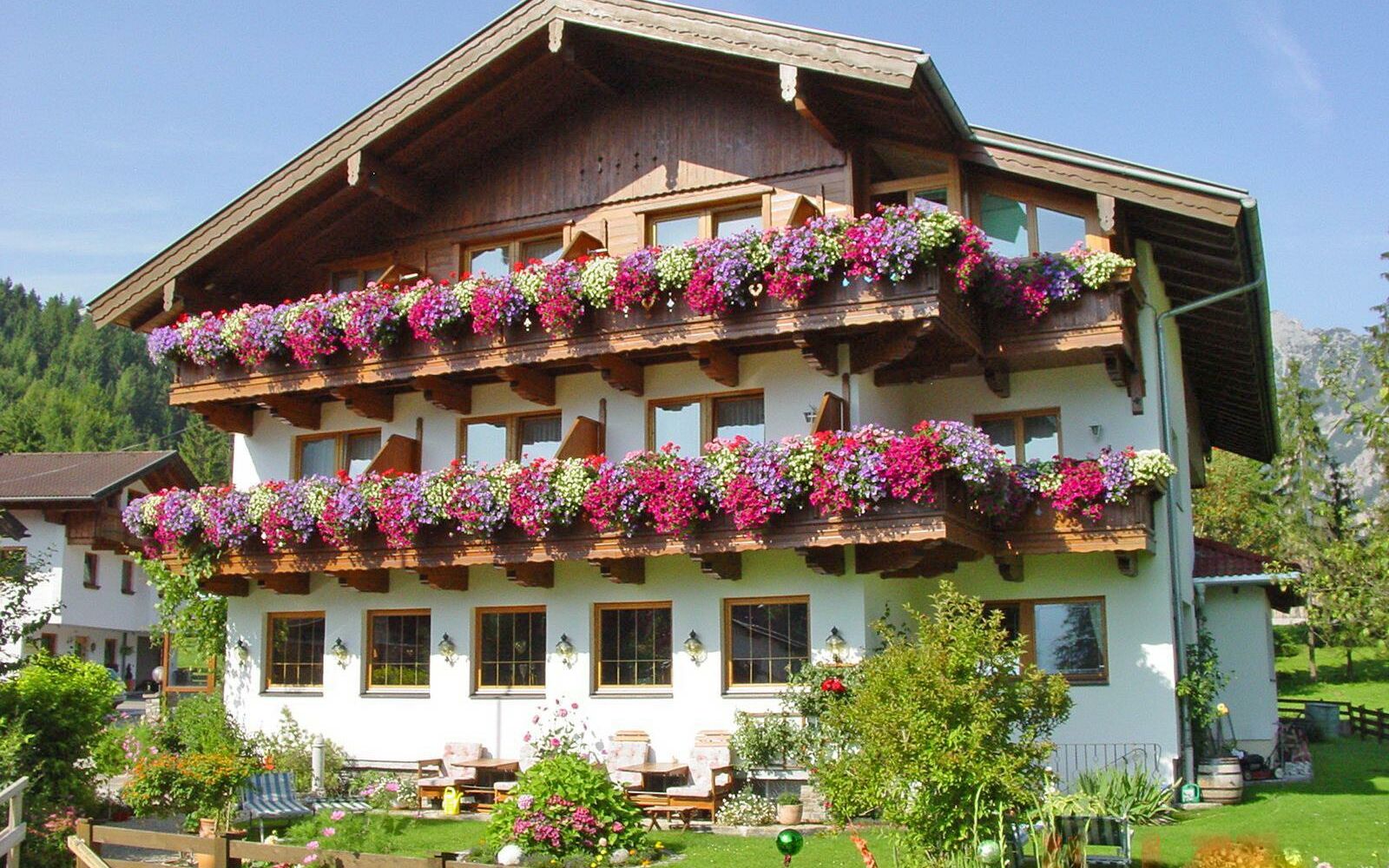 Gasthaus-Golfvilla-Aussenansicht-Sommer.jpg