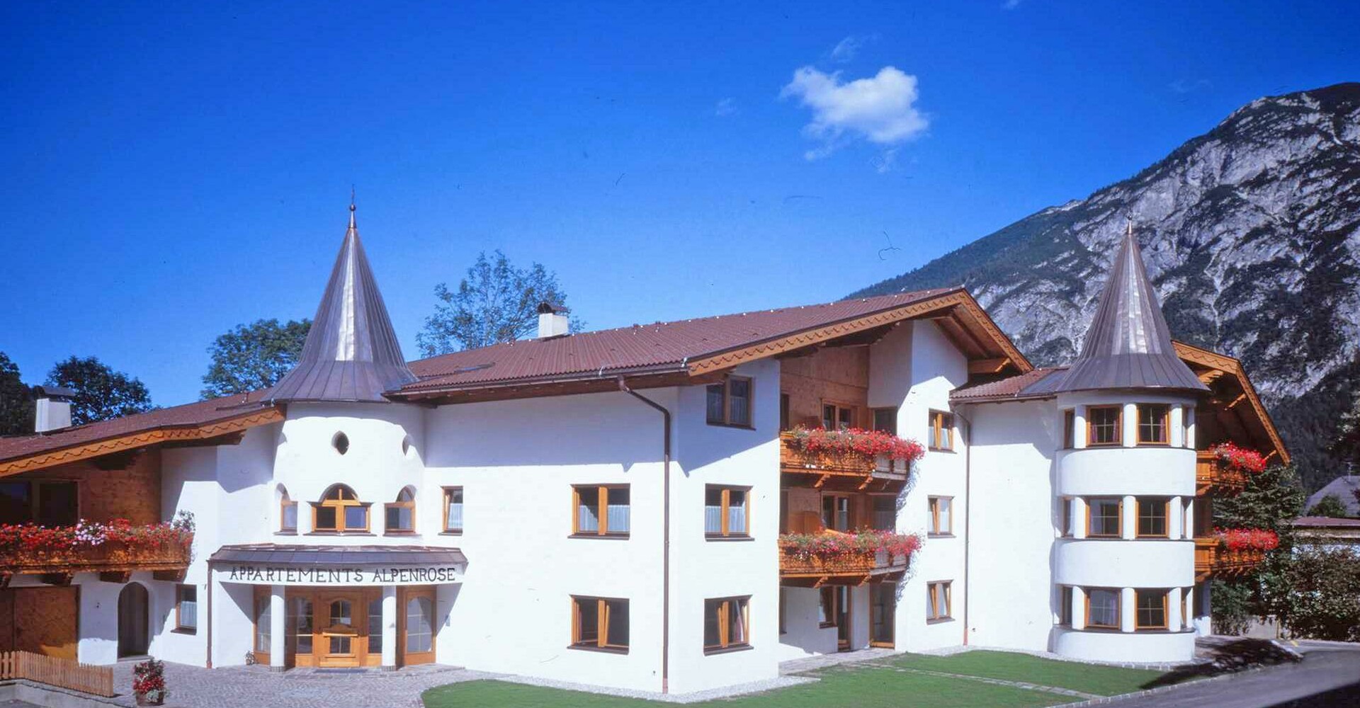 Appartementhaus-Alpenrose-Aussenansicht-Sommer.jpg