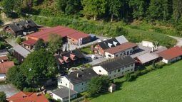 Luftaufnahme im Sommer von der Museumswelt in Maurach