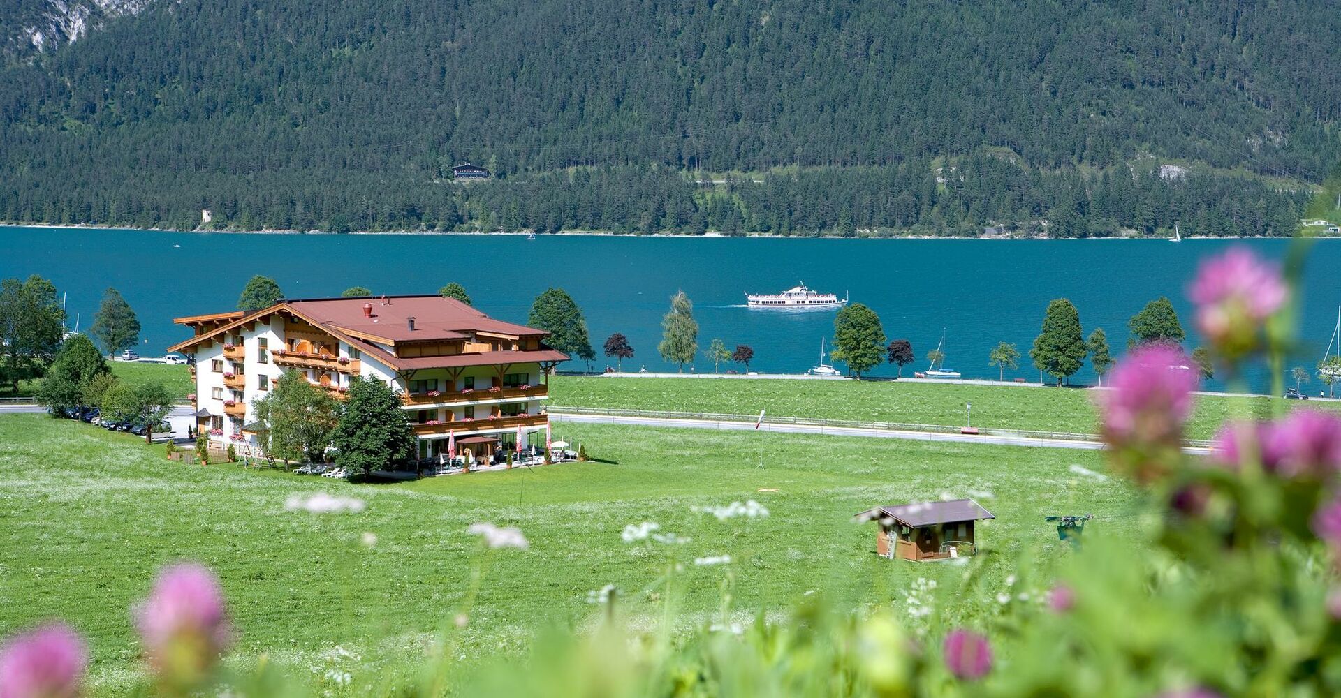 Hotel-Bergland-im-Sommer-in-Seenaehe.jpg